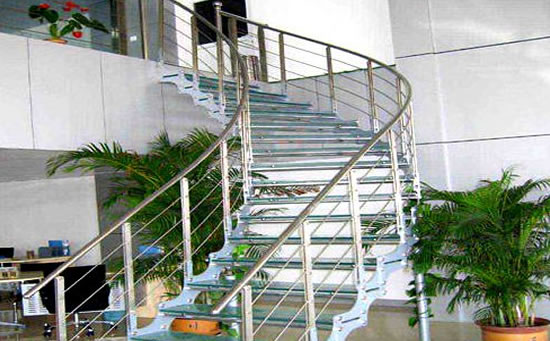 不锈钢立柱在楼梯护栏中使用安装效果图